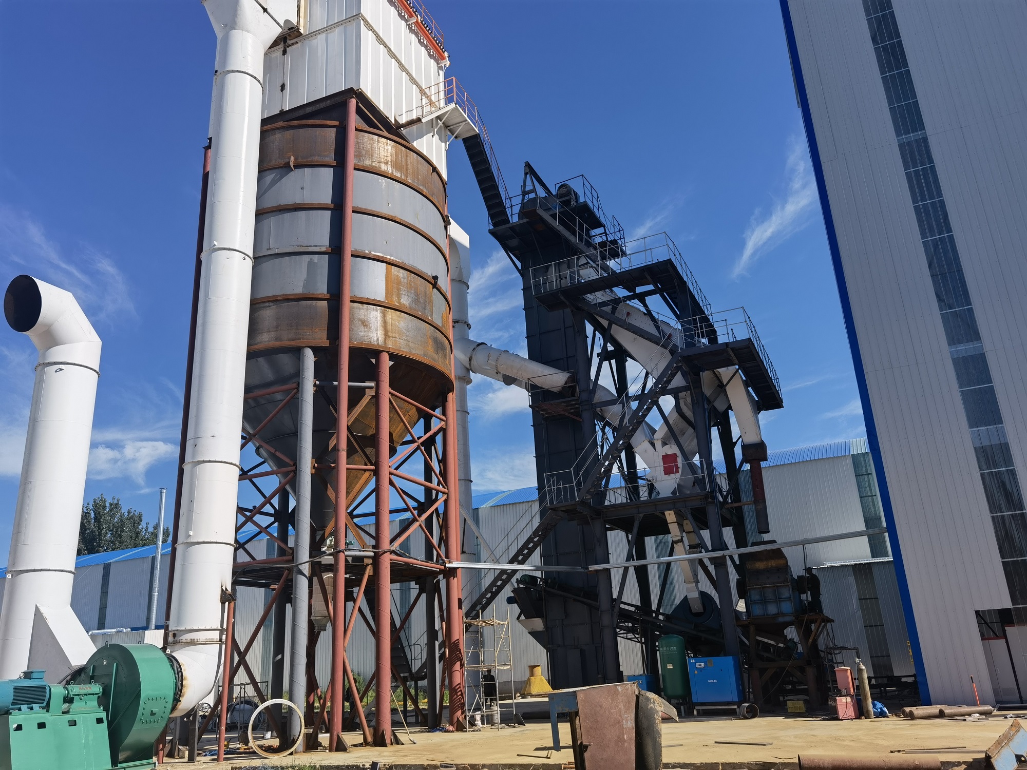 投資石灰石制砂生產(chǎn)線如何選擇設備？制砂樓怎么樣？